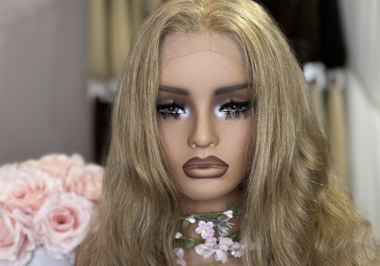 Kā izvēlēties parūku un atgūt pārliecību par savu izskatu