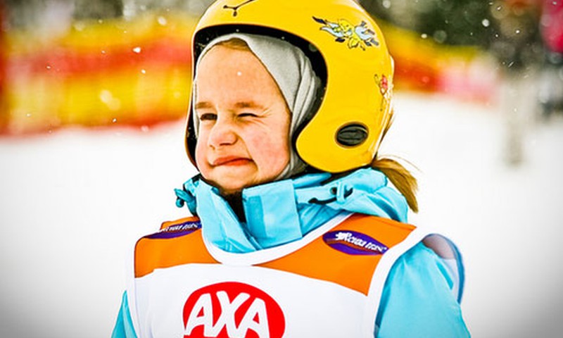 Bērni slēpo kopā ar AXA
