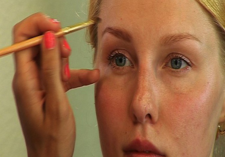 Vai Tu proti pati sev izveidot un kopt uzacis?