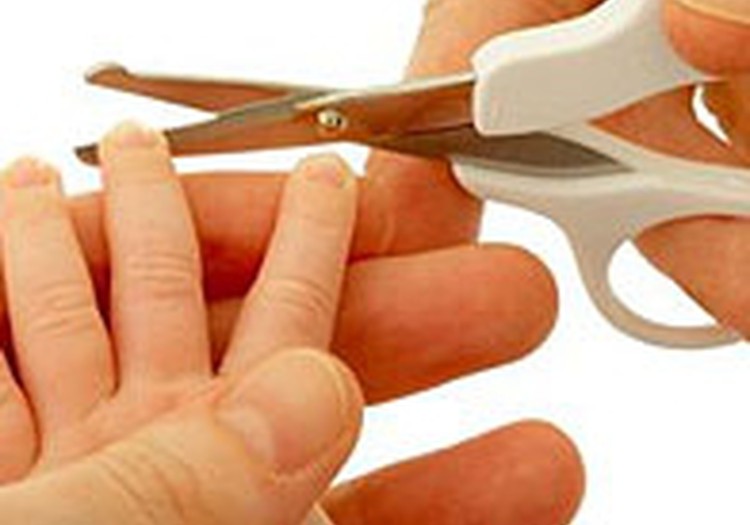 Griezt nadziņus, kad mazais ēd!