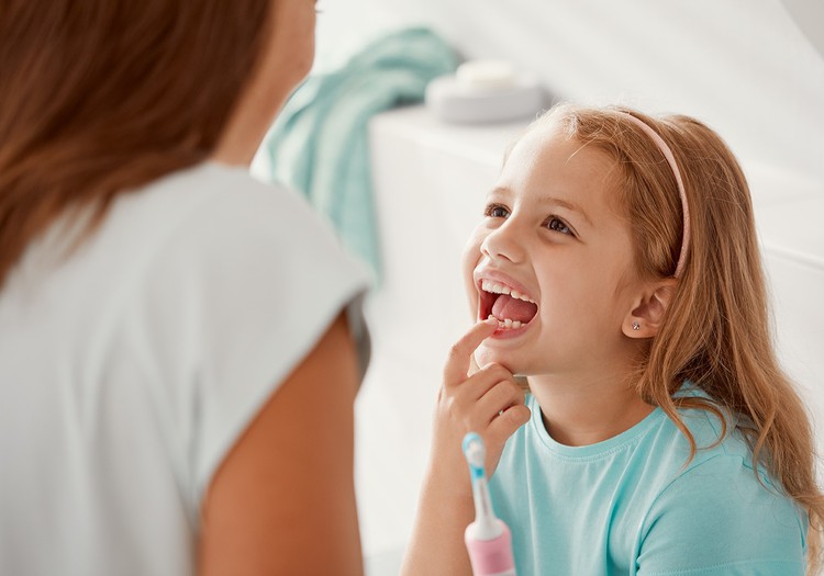 Aptauja: 65% Latvijas bērnu modernās tehnoloģijas motivē tīrīt zobus regulārāk un kārtīgāk