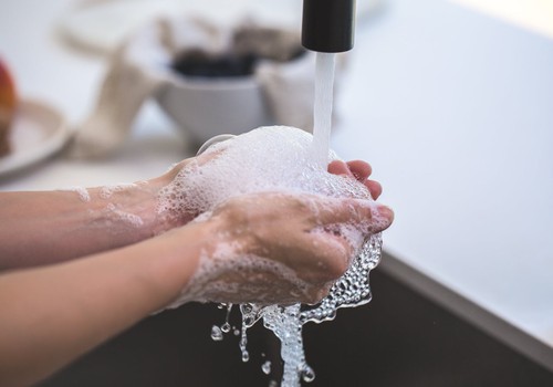 Mazgā rokas tīras, lai no mikrobiem tās brīvas