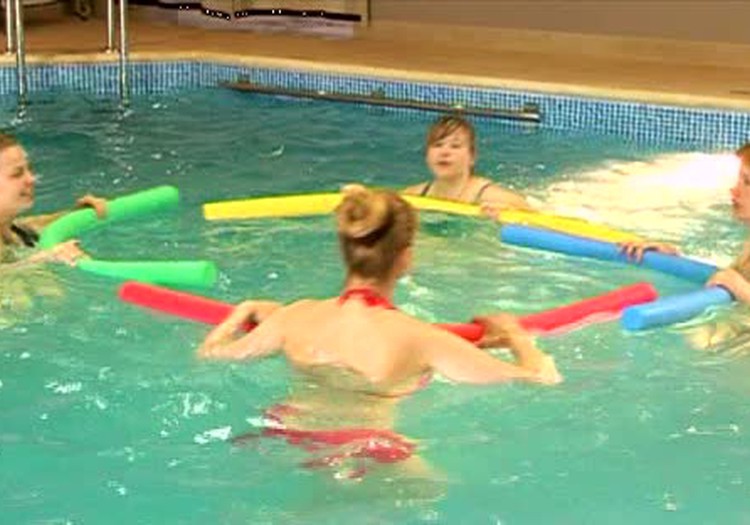 VIDEO: dodamies uz ūdensaerobikas nodarbību kopā ar skaistuma kūres dalībniecēm!