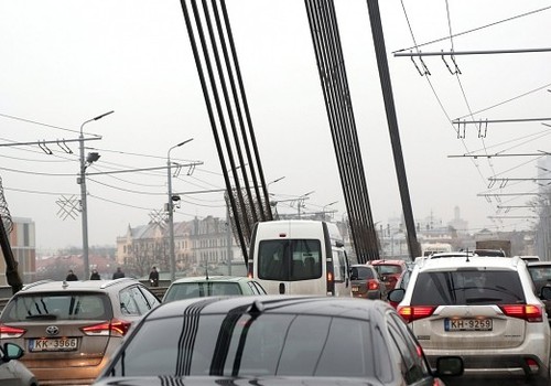 Aizliegums alimentu nemaksātājiem vadīt auto darbojas – daudzi steidz aši nomaksāt parādus!