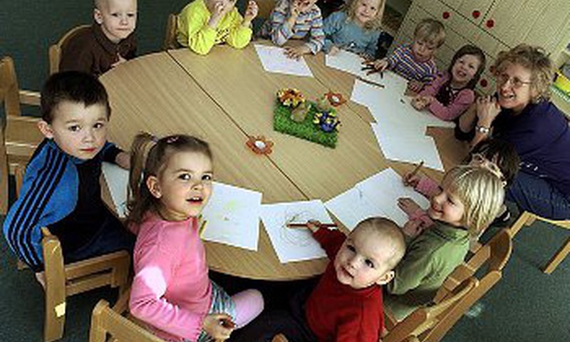 Izglītības ministrija ignorē Saeimas ieceri likvidēt bērnudārzu rindas