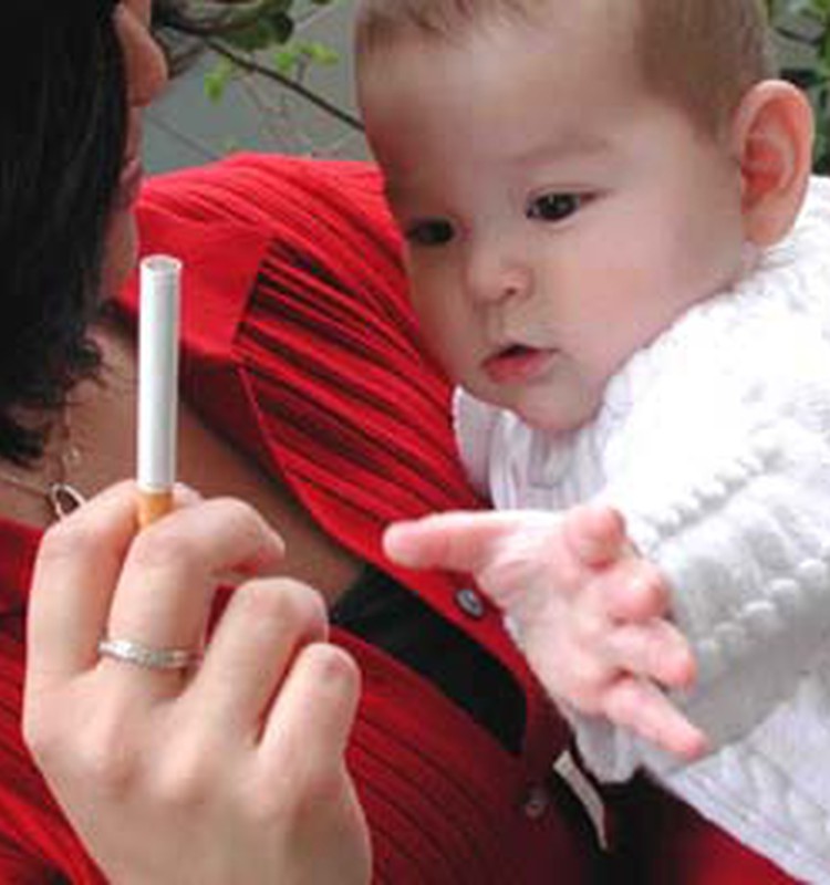 Mediķi aicina Latvijā aizliegt smēķēšanu bērnu klātbūtnē