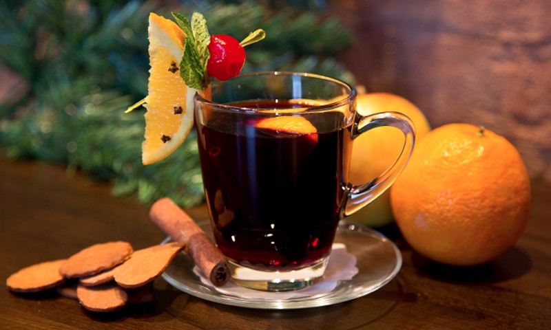 6 īpaši sildošu dzērienu receptes Ziemassvētkiem mežā 