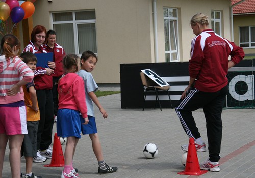 Nebijusi iespēja  - spēlēt futbolu tirdzniecības centrā