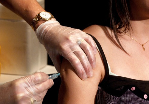 HPV vakcīna padara meitenes piesardzīgākas pret seksu