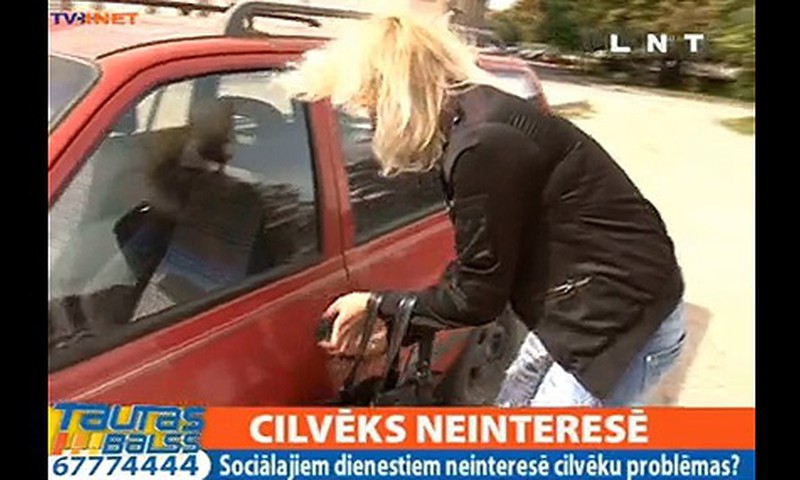 Mātei atsaka trūcīgas personas statusu veca auto dēļ