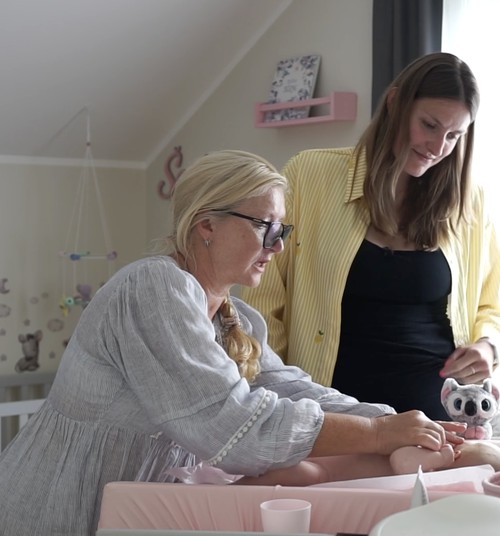 Superbēbīša aprūpe mājās kopā ar bērnu māsu Elitu Svarenieci
