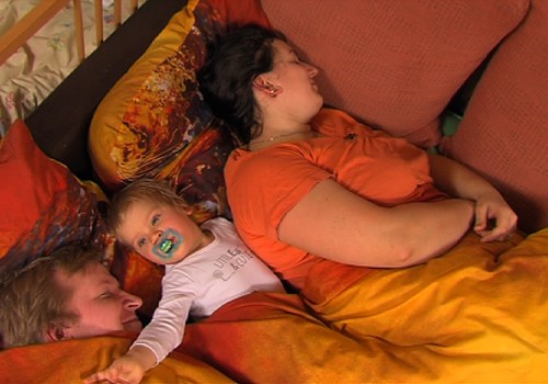 VIDEO SERIĀLS "Mēs esam vecāki": Bērns vecāku gultā