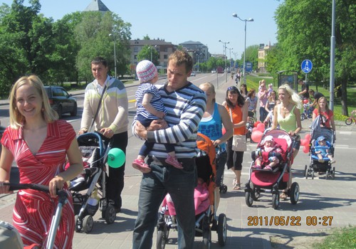 6.maijā māmiņas vienlaicīgi visā Latvijā izies Lielajā Ratu pastaigā