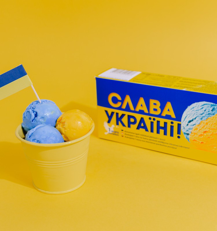 “Food Union” radījis Ukrainai veltītu saldējumu nacionālā karoga krāsās