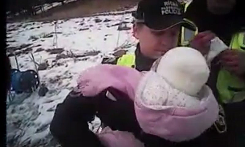 Vīrieši un sieviete ar diviem zīdaiņiem pēc nozieguma Berģos bēg pa plāno ezera ledu. VIDEO 