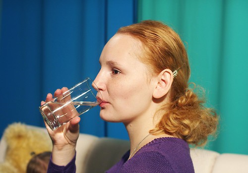 Kā iemācīties izdzert divus litrus ūdens: iesaka uztura speciāliste