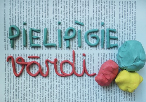 Top izrāde pašiem mazākajiem skatītājiem “Pielipīgie vārdi” ar Raiņa darināto vārdu iepazīšanu 