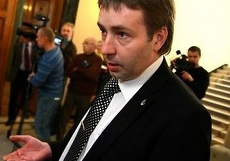 Ministrs sola - māmiņu algas nebūs 100 lati!