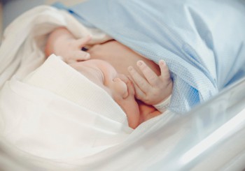 Aicina parakstīties par bērna piedzimšanas un kopšanas pabalstu palielinājumu