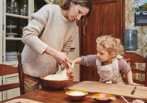 Kādēļ iesaistīt bērnus kopīgas maltītes pagatavošanā?