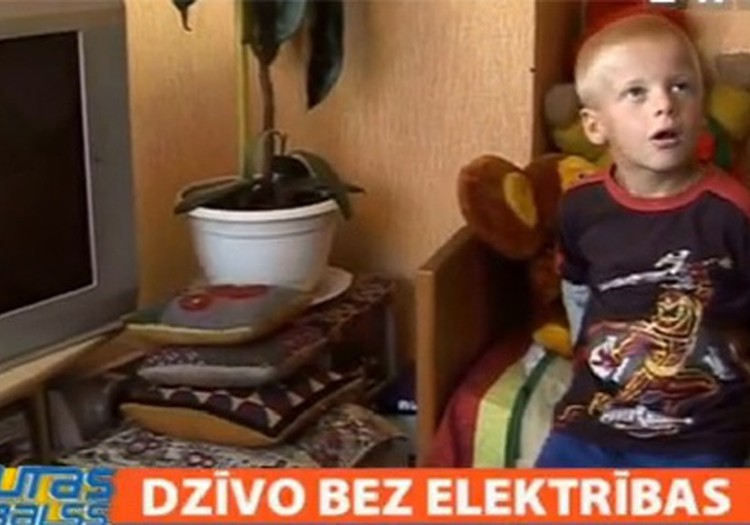 Pirmklasnieks mācās pie svecītes kā viduslaikos