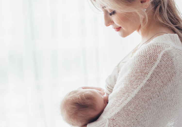 Ko darīt, ja mamma vēlas atradināt mazuli no zīšanas?