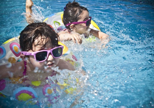 Svarīga gan drošība, gan jautrība – soļi bērna peldētprasmes apgūšanā 