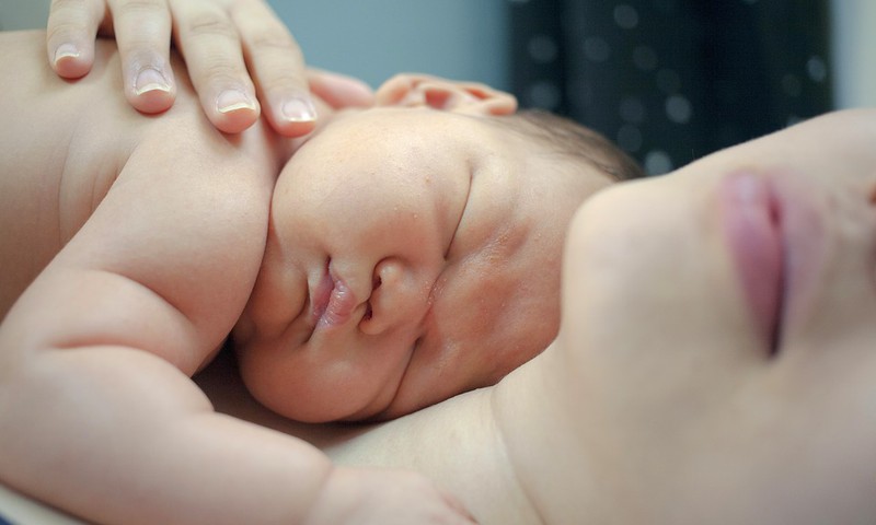 Kāpēc jaundzimušajam ir tik ļoti svarīgi māmiņas pieskārieni