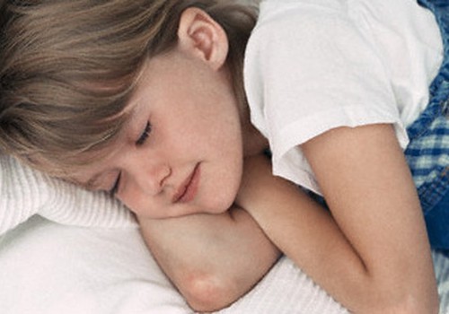 Kā ēdiens var ietekmēt bērna slapināšanu gultā