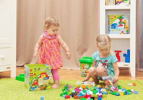 VIKTORĪNA: Pārbaudi zināšanas, kā iemācīt bērnam ciparus un pulksteni un laimē LEGO Duplo komplektiņu!