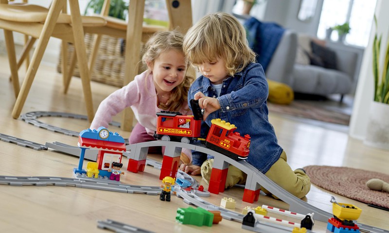 Ģimenes, kurās ar bērniem spēlējas biežāk, ir laimīgākas: bērni atzīst, ka ir pārāk aizņemti un laika rotaļām nepietiek