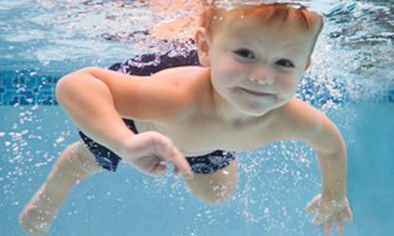 No kāda vecuma bērns var sākt mācīties peldēt?
