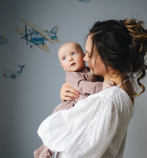 Māmiņai uz brīdi jāiziet ārpus mājas. Kā tam sagatavot mazuli?