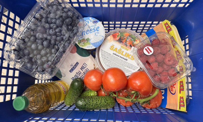 “Lidl” zemo cenu grozs priecē ar sezonas ogām un dārzeņiem