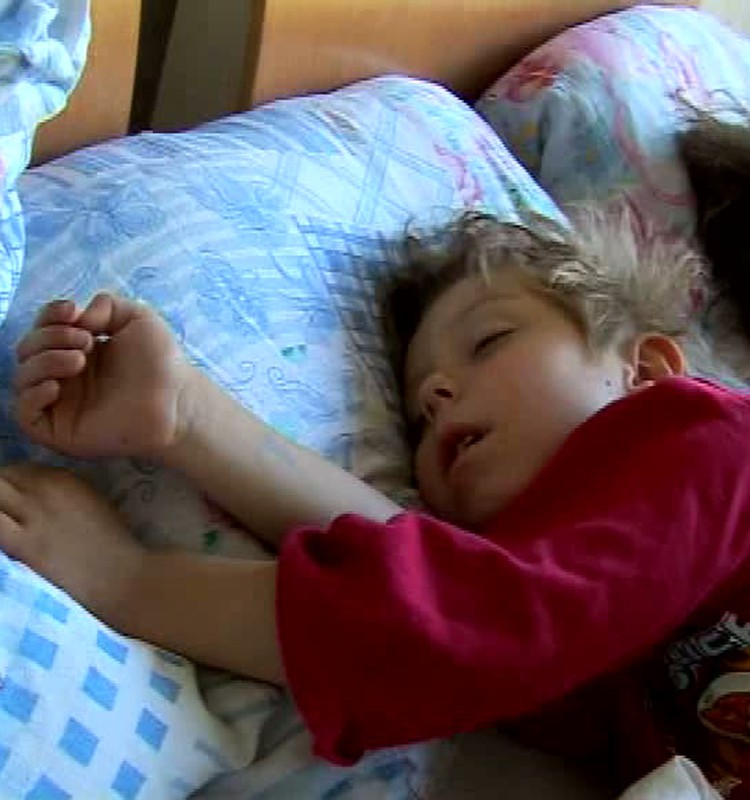 VIDEO: ko darīt, ja bērniņš slapina gultā?
