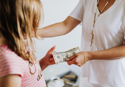 Jaunais mācību gads klāt! 6 visbiežākie vecāku jautājumi un atbildes par kabatas naudu bērnam