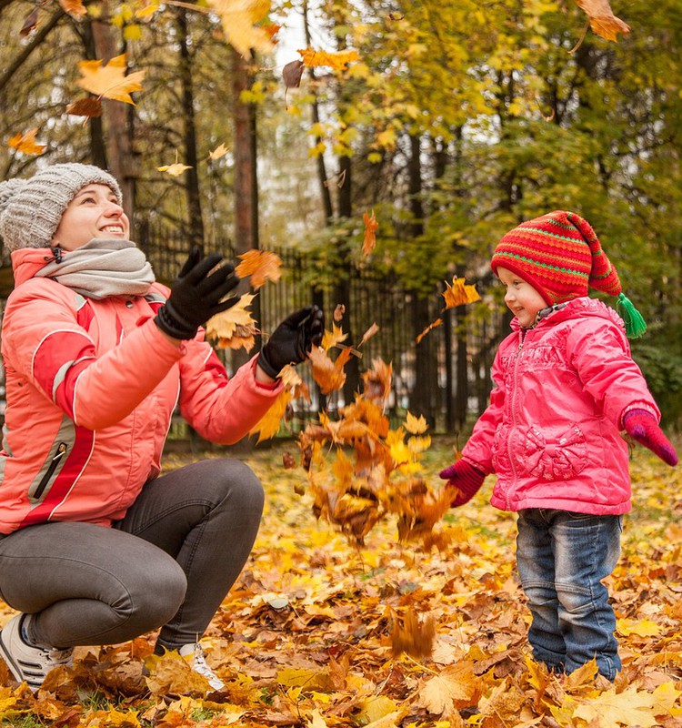 Rudens pastaigas ar mazuli: kā padarīt tās aizraujošas un izglītojošas
