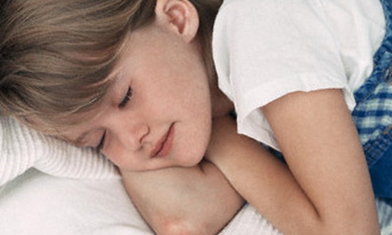 Kā ēdiens var ietekmēt bērna slapināšanu gultā