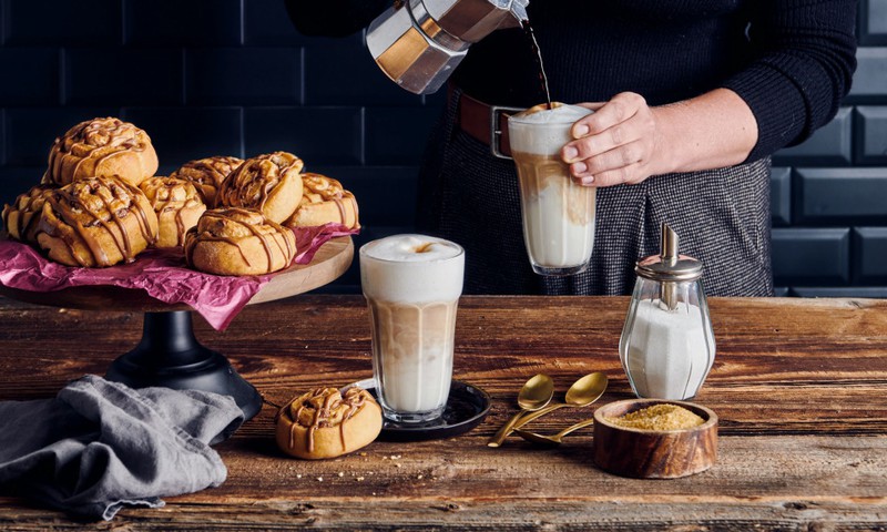 Kanēļmaizītes ar šokolādi un kafijas glazūru