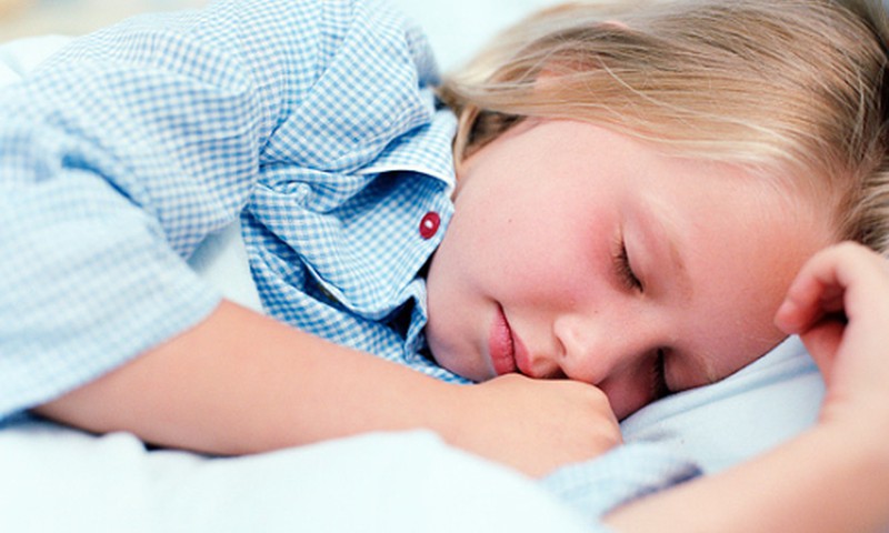 Kā pareizi reaģēt uz bērnu nakts enurēzi?