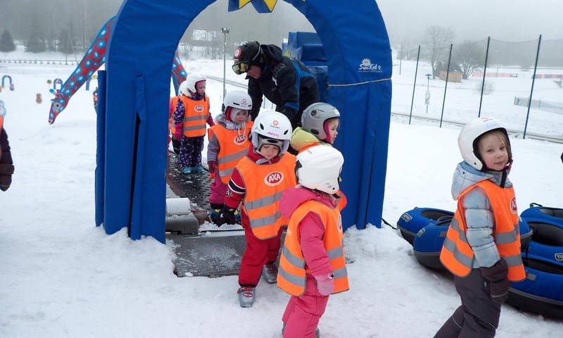 Laižam slēpot!Jeb kā mums gāja AXA slēpošanas skoliņā.