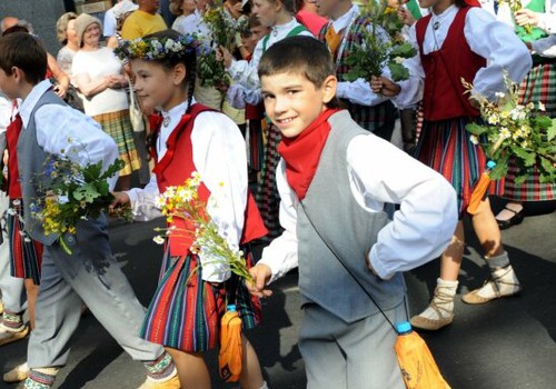 Uz nākamo gadu pārceļ XII Latvijas skolu jaunatnes dziesmu un deju svētkus