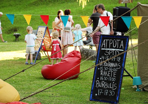 Izglītojošas rotaļas, zinātnes teātris un virvju nobraucieni –  Sarunu festivālā LAMPA plaša programma arī bērniem