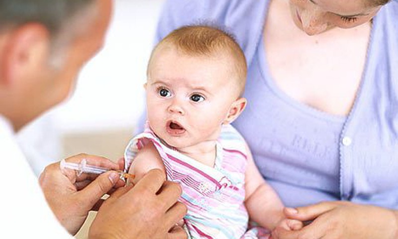 Pēc mazuļa nāves Infektoloģijas centram uzdod izstrādāt priekšlikumus bērnu vakcinācijas uzlabošanai
