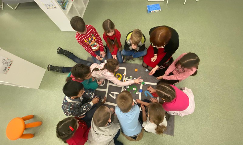 Jau trīs gadus Latvijā darbojas TOY rotaļlietu centri - bibliotēkas
