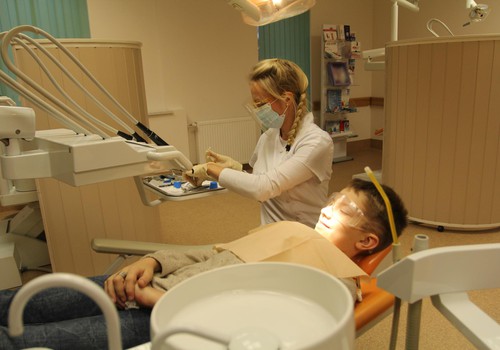 Gandrīz 2000 Latvijas bērnu kļuvuši par kārtīgas un regulāras zobu tīrīšanas vēstnešiem – noslēgusies informatīvā kampaņa „Man ir tīri zobi!” 