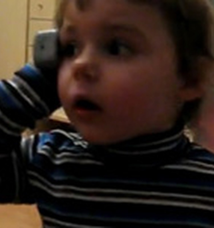 VIDEO: Estere runā pa telefonu