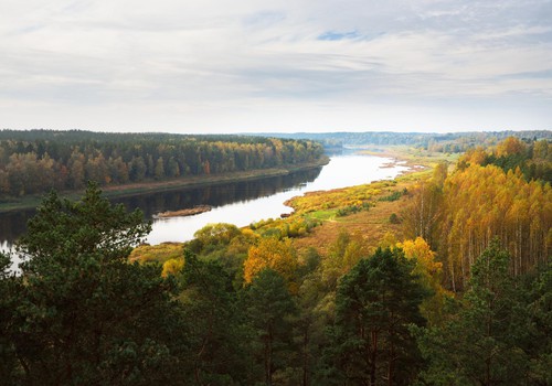 10 brīnišķīgas vietas rudens pastaigām pie Latvijas upēm