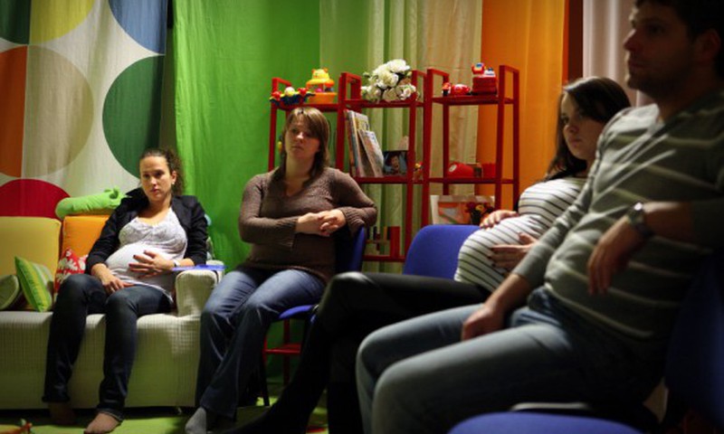 FOTOANOTĀCIJA: Kādi kursi topošajiem vecākiem notiek Māmiņu Klubā?