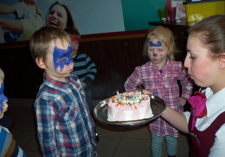 Adrians svin savus piecus Mcdonaldā.